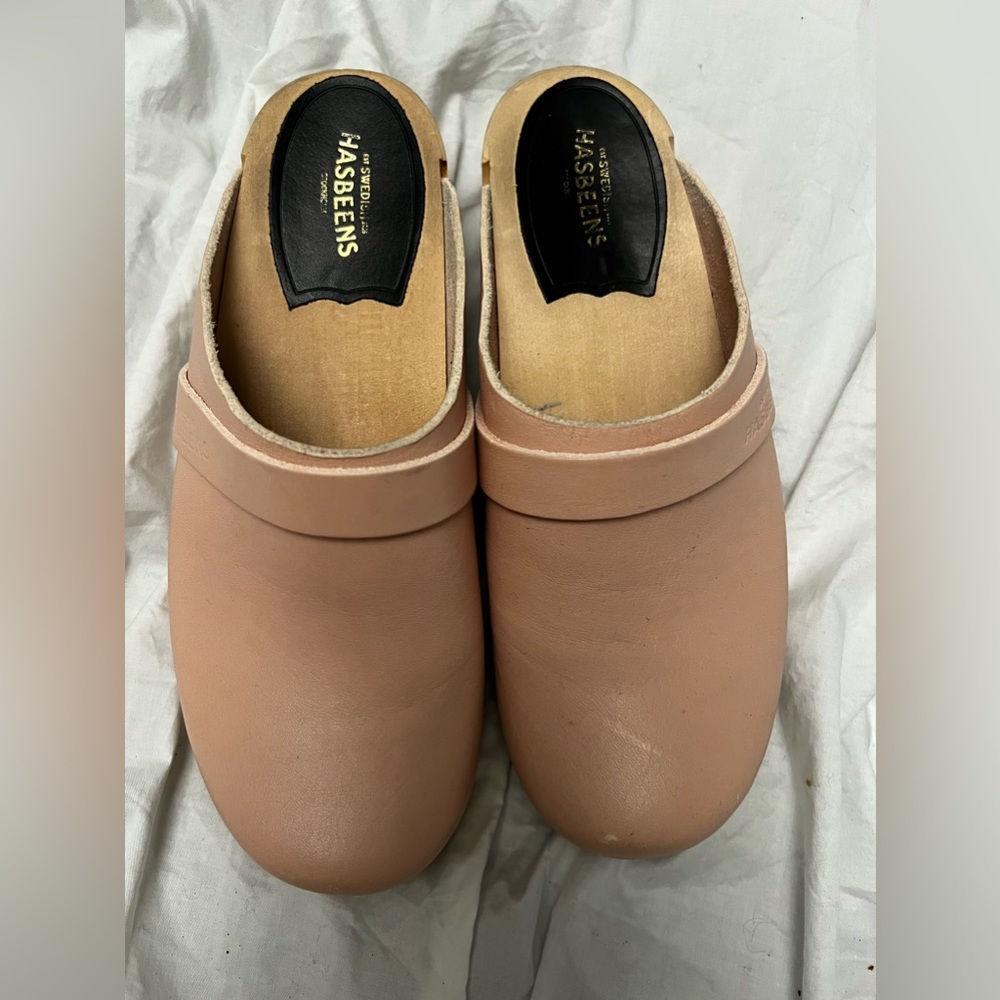 Swedish Hasbeens light pink clogs. Size 37